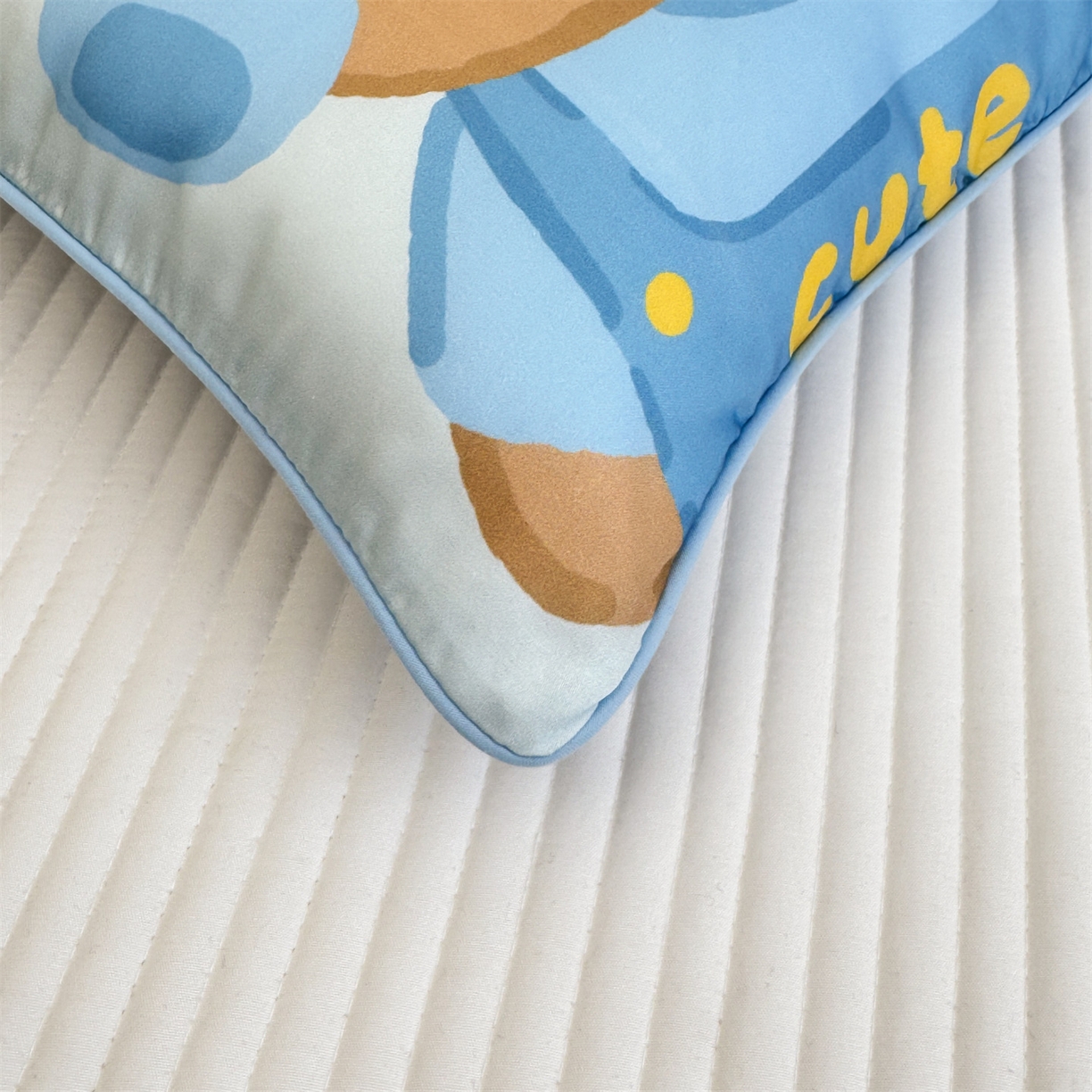 91家纺网 家纺一手货源 找家纺 雯豆家纺 2026新款60支蓝精天丝枕套儿童卡通枕芯定位大版枕头套 天丝-音乐熊