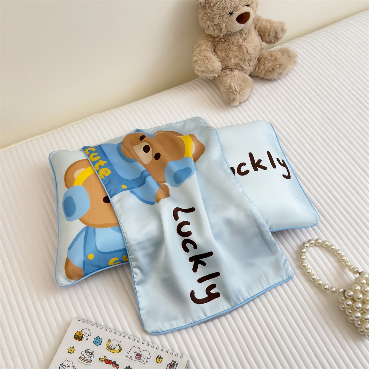 91家纺网 家纺一手货源 找家纺 雯豆家纺 2026新款60支蓝精天丝枕套儿童卡通枕芯定位大版枕头套 天丝-音乐熊