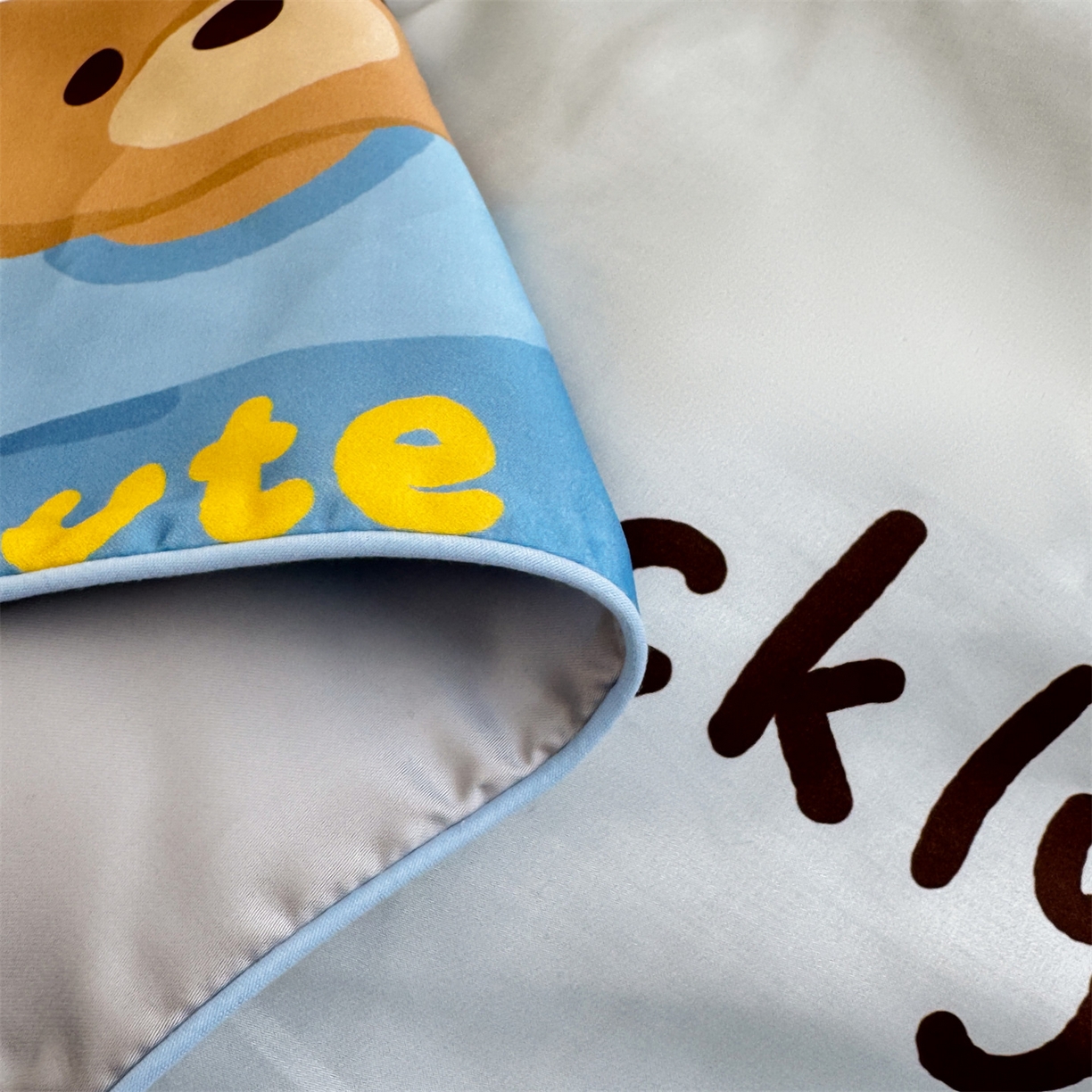 91家纺网 家纺一手货源 找家纺 雯豆家纺 2026新款60支蓝精天丝枕套儿童卡通枕芯定位大版枕头套 天丝-音乐熊