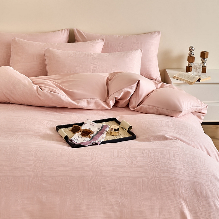 91家纺网 家纺一手货源 找家纺 九沐良品 2026新款A类60支全棉纯棉贡缎大提花四件套 幻纤影-粉