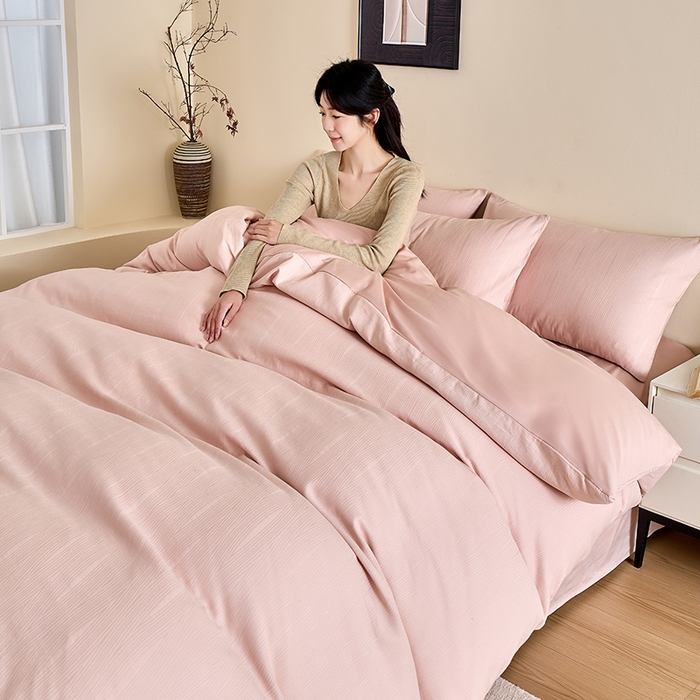 91家纺网 家纺一手货源 找家纺 九沐良品 2026新款A类60支全棉纯棉贡缎大提花四件套 佐冉-粉