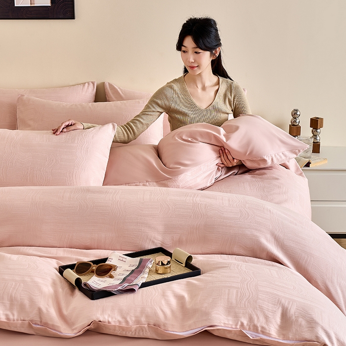 91家纺网 家纺一手货源 找家纺 九沐良品 2026新款A类60支全棉纯棉贡缎大提花四件套 幻纤影-粉