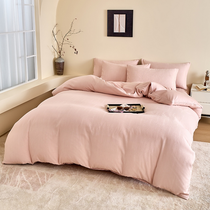 91家纺网 家纺一手货源 找家纺 九沐良品 2026新款A类60支全棉纯棉贡缎大提花四件套 佐冉-粉