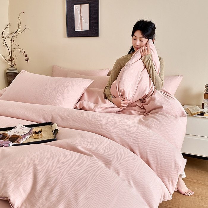 91家纺网 家纺一手货源 找家纺 九沐良品 2026新款A类60支全棉纯棉贡缎大提花四件套 佐冉-粉