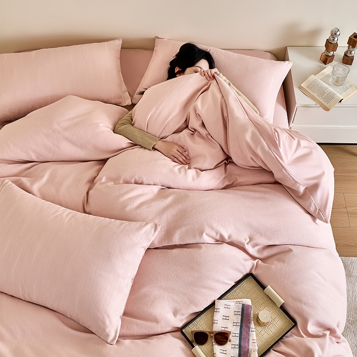 91家纺网 家纺一手货源 找家纺 九沐良品 2026新款A类60支全棉纯棉贡缎大提花四件套 佐冉-粉