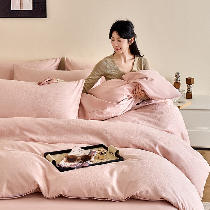 91家纺网 家纺一手货源 找家纺 九沐良品 2026新款A类60支全棉纯棉贡缎大提花四件套 凯迪娜-粉