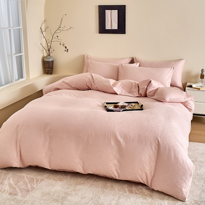 91家纺网 家纺一手货源 找家纺 九沐良品 2026新款A类60支全棉纯棉贡缎大提花四件套 凯迪娜-粉