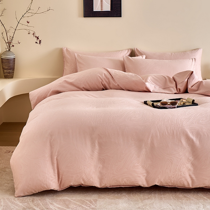 91家纺网 家纺一手货源 找家纺 九沐良品 2026新款A类60支全棉纯棉贡缎大提花四件套 凯迪娜-粉