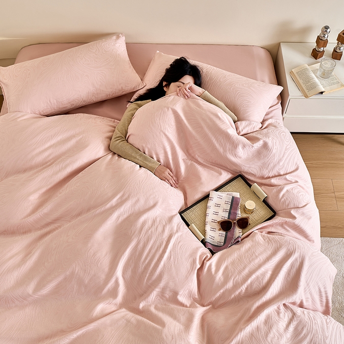 91家纺网 家纺一手货源 找家纺 九沐良品 2026新款A类60支全棉纯棉贡缎大提花四件套 凯迪娜-粉