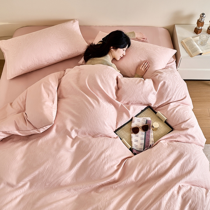 91家纺网 家纺一手货源 找家纺 九沐良品 2026新款A类60支全棉纯棉贡缎大提花四件套 凯迪娜-粉