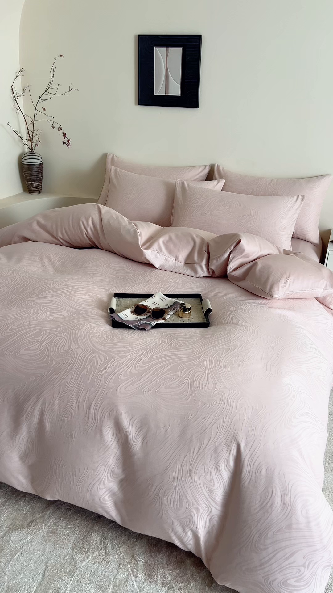 91家纺网 家纺一手货源 找家纺 九沐良品 2026新款A类60支全棉纯棉贡缎大提花四件套 凯迪娜-粉