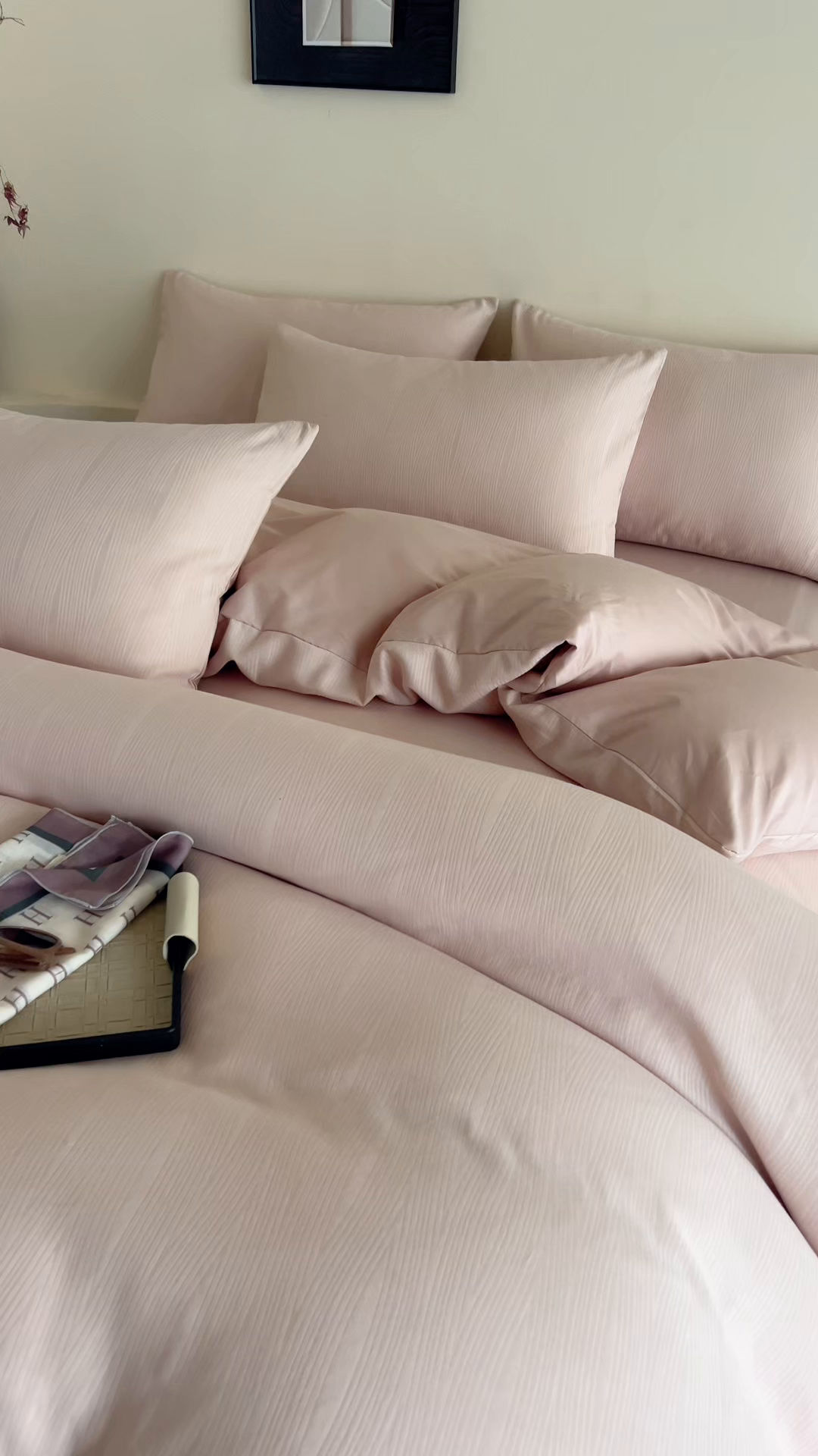 91家纺网 家纺一手货源 找家纺 九沐良品 2026新款A类60支全棉纯棉贡缎大提花四件套 佐冉-粉