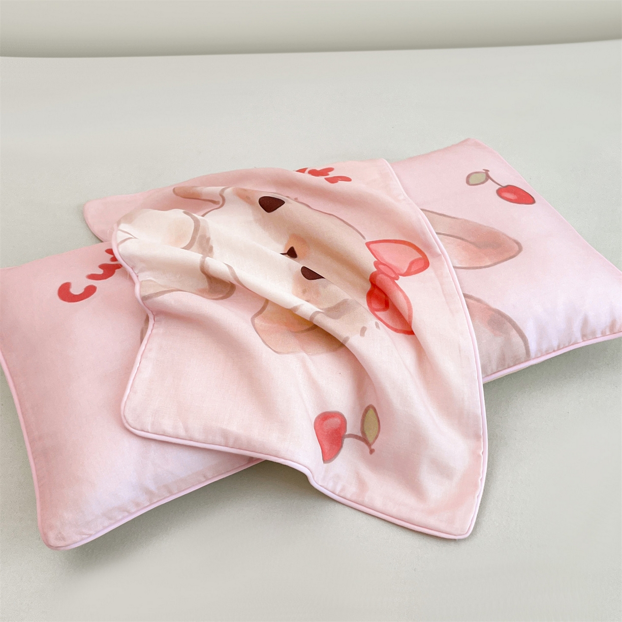 91家纺网 家纺一手货源 找家纺 雯豆家纺 2026新款全棉双层纱布枕套儿童卡通枕芯定位纯棉大版枕头套 双层纱-甜甜兔