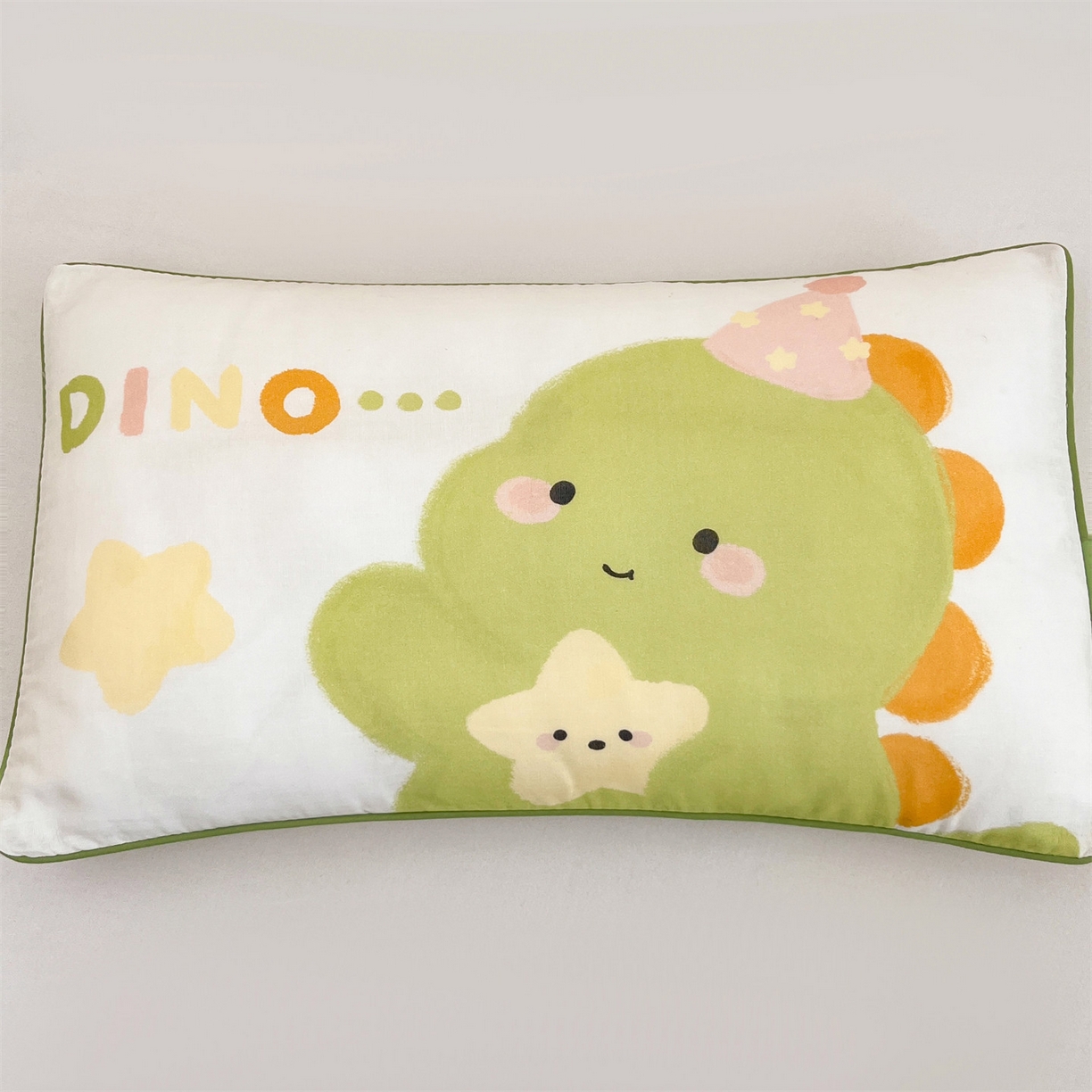 91家纺网 家纺一手货源 找家纺 雯豆家纺 2026新款全棉双层纱布枕套儿童卡通枕芯定位纯棉大版枕头套 双层纱-小恐龙