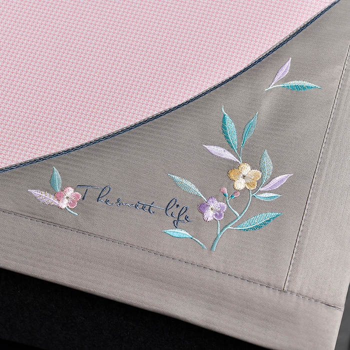 91家纺网 家纺一手货源 找家纺 小牛席业 2026新款小千鸟格-甜蜜夏日冰丝席系列凉席藤席冰藤席竹席空调席草席冰丝席豆豆席乳胶席三件套 甜蜜夏日冰丝席-粉色