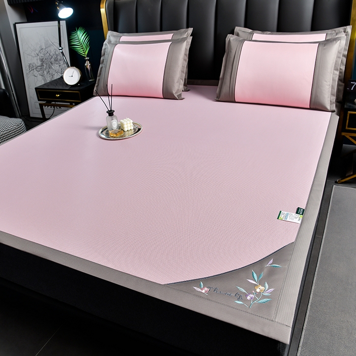 91家纺网 家纺一手货源 找家纺 小牛席业 2026新款小千鸟格-甜蜜夏日冰丝席系列凉席藤席冰藤席竹席空调席草席冰丝席豆豆席乳胶席三件套 甜蜜夏日冰丝席-粉色