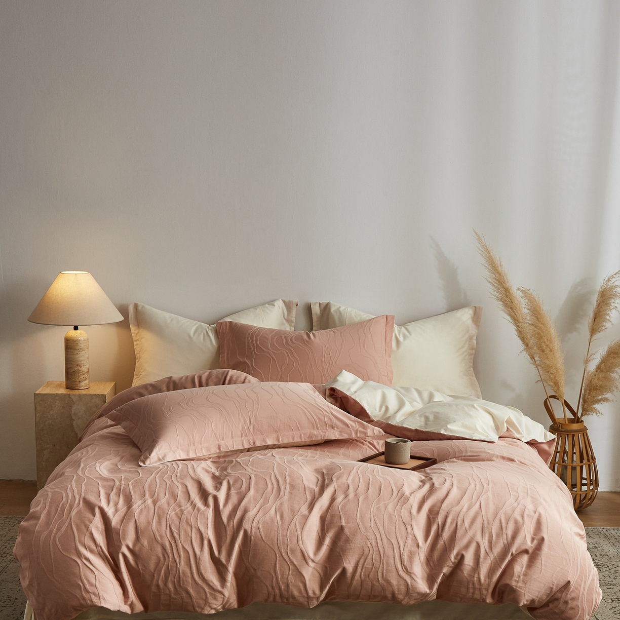 91家纺网 家纺一手货源 找家纺 顾家家居 2026新款AB面全棉厚织提花四件套 潮汐-绯粉