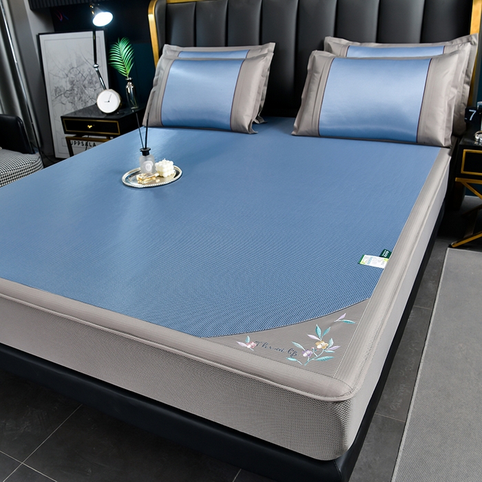 91家纺网 家纺一手货源 找家纺 小牛席业 2026新款小千鸟格-甜蜜夏日冰丝席系列（床笠款）凉席藤席冰藤席竹席空调席草席冰丝席豆豆席乳胶席三件 甜蜜夏日冰丝席-（床笠款)蓝色