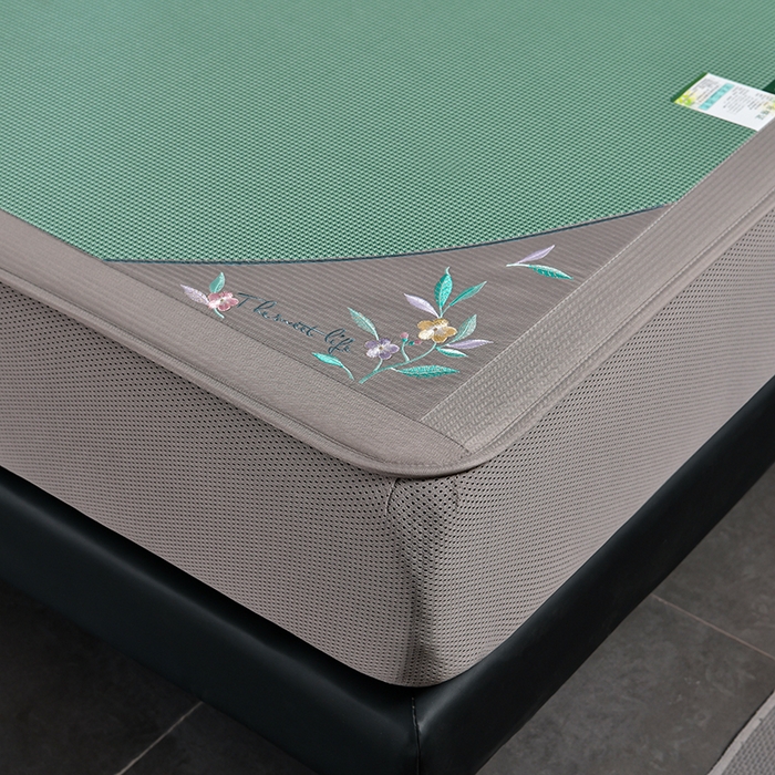 91家纺网 家纺一手货源 找家纺 小牛席业 2026新款小千鸟格-甜蜜夏日冰丝席系列（床笠款）凉席藤席冰藤席竹席空调席草席冰丝席豆豆席乳胶席三件 甜蜜夏日冰丝席-（床笠款)绿色