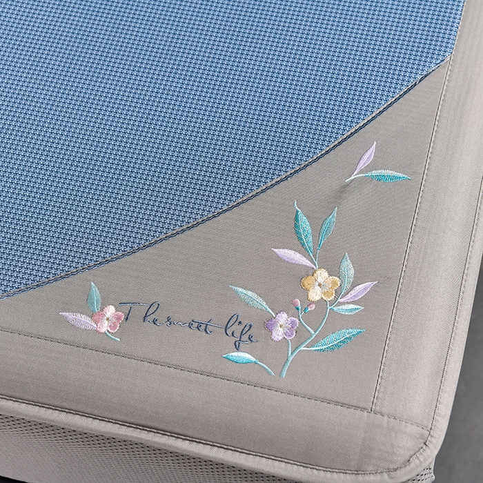 91家纺网 家纺一手货源 找家纺 小牛席业 2026新款小千鸟格-甜蜜夏日冰丝席系列（床笠款）凉席藤席冰藤席竹席空调席草席冰丝席豆豆席乳胶席三件 甜蜜夏日冰丝席-（床笠款)蓝色