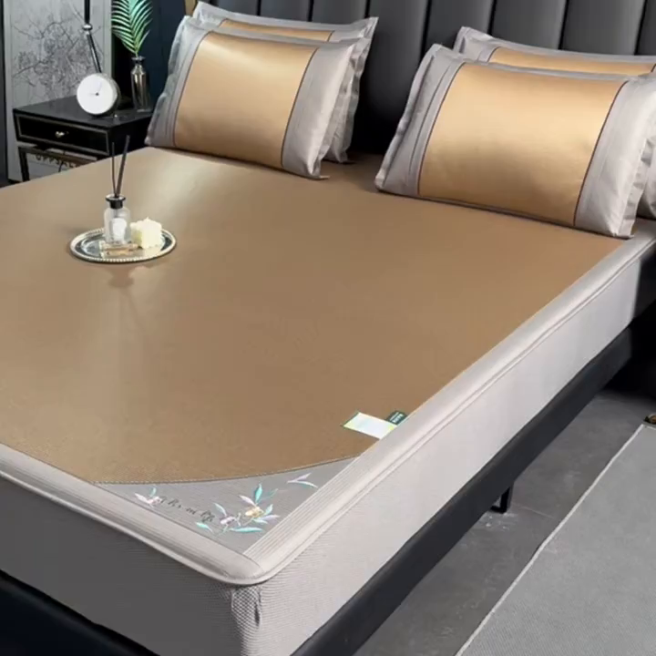 91家纺网 家纺一手货源 找家纺 小牛席业 2026新款小千鸟格-甜蜜夏日冰丝席系列（床笠款）凉席藤席冰藤席竹席空调席草席冰丝席豆豆席乳胶席三件 甜蜜夏日冰丝席-（床笠款)咖色