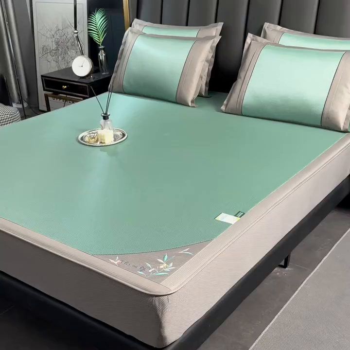 91家纺网 家纺一手货源 找家纺 小牛席业 2026新款小千鸟格-甜蜜夏日冰丝席系列（床笠款）凉席藤席冰藤席竹席空调席草席冰丝席豆豆席乳胶席三件 甜蜜夏日冰丝席-（床笠款)绿色