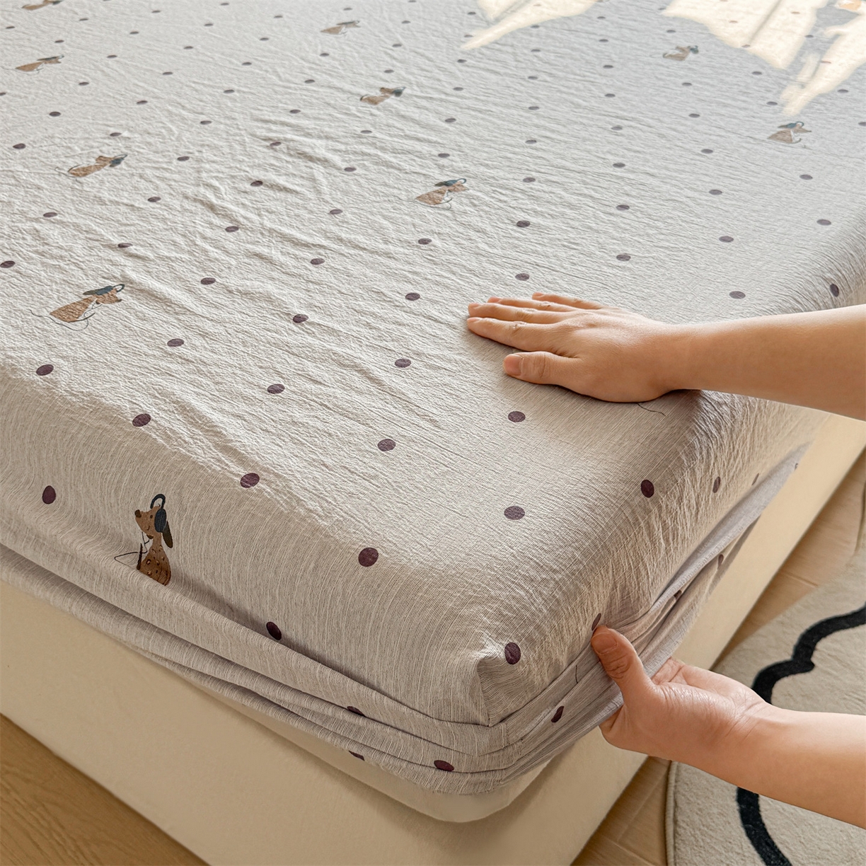 91家纺网 家纺一手货源 找家纺 雯豆家纺 2026春夏新款色织提花单层床笠三件套印花小清新卡通床罩 色织提花-点点狗（灰）