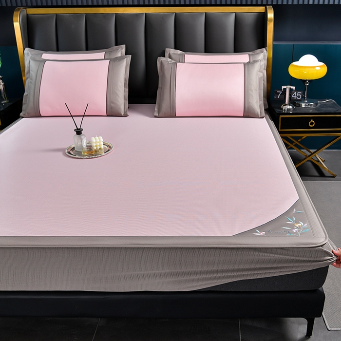 91家纺网 家纺一手货源 找家纺 小牛席业 2026新款小千鸟格-甜蜜夏日冰丝席系列（床笠款）凉席藤席冰藤席竹席空调席草席冰丝席豆豆席乳胶席三件 甜蜜夏日冰丝席-（床笠款)粉色