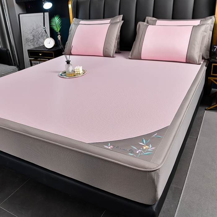 91家纺网 家纺一手货源 找家纺 小牛席业 2026新款小千鸟格-甜蜜夏日冰丝席系列（床笠款）凉席藤席冰藤席竹席空调席草席冰丝席豆豆席乳胶席三件 甜蜜夏日冰丝席-（床笠款)粉色