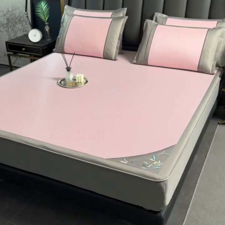 91家纺网 家纺一手货源 找家纺 小牛席业 2026新款小千鸟格-甜蜜夏日冰丝席系列（床笠款）凉席藤席冰藤席竹席空调席草席冰丝席豆豆席乳胶席三件 甜蜜夏日冰丝席-（床笠款)粉色