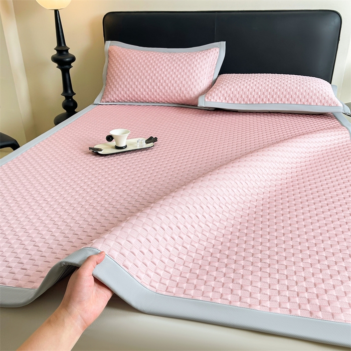 91家纺网 家纺一手货源 找家纺 雯豆家纺 2026新款A类PE凉席三件套冰豆豆席A类纯色凉豆豆席子可水洗空调软席 方格款-玛莎粉