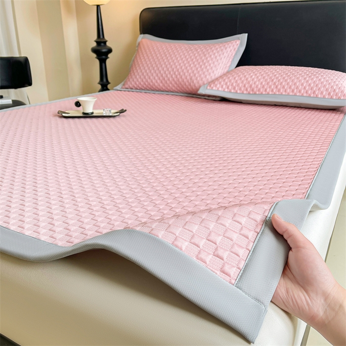 91家纺网 家纺一手货源 找家纺 雯豆家纺 2026新款A类PE凉席三件套冰豆豆席A类纯色凉豆豆席子可水洗空调软席 方格款-玛莎粉