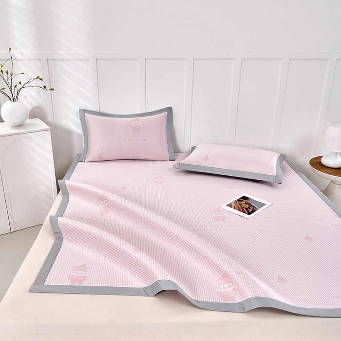 91家纺网 家纺一手货源 找家纺 小牛席业 2026新款【实拍风格】双PE高凉感-韩版小熊提花冰丝席凉席竹席藤席冰藤席乳胶席豆豆席 粉色