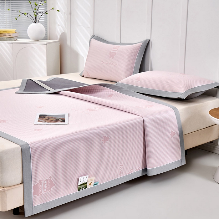 91家纺网 家纺一手货源 找家纺 小牛席业 2026新款【实拍风格】双PE高凉感-韩版小熊提花冰丝席凉席竹席藤席冰藤席乳胶席豆豆席 粉色