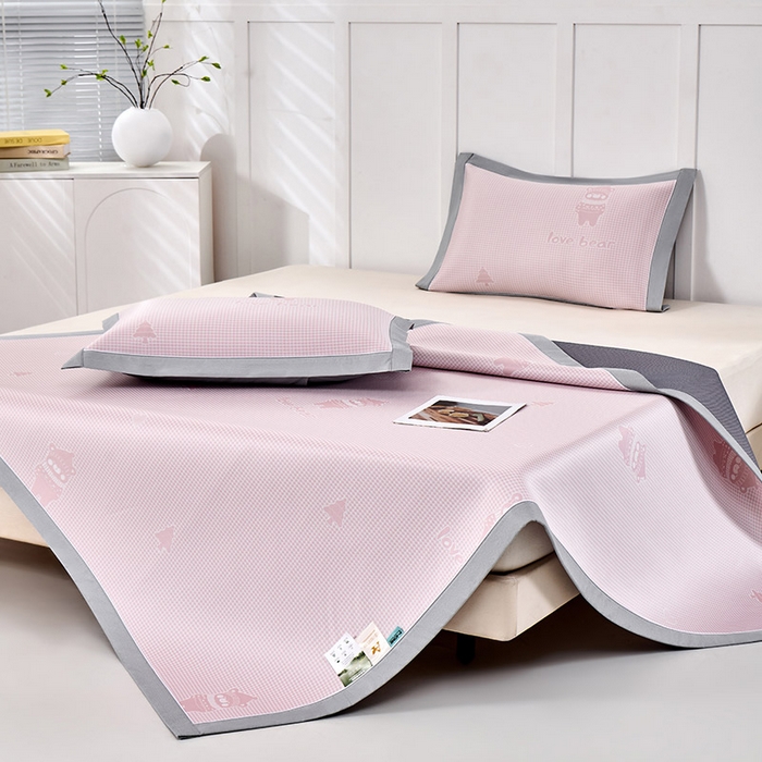 91家纺网 家纺一手货源 找家纺 小牛席业 2026新款【实拍风格】双PE高凉感-韩版小熊提花冰丝席凉席竹席藤席冰藤席乳胶席豆豆席 粉色