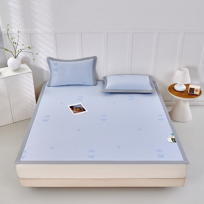 91家纺网 家纺一手货源 找家纺 小牛席业 2026新款【实拍风格】双PE高凉感-韩版小熊提花冰丝席凉席竹席藤席冰藤席乳胶席豆豆席 蓝色