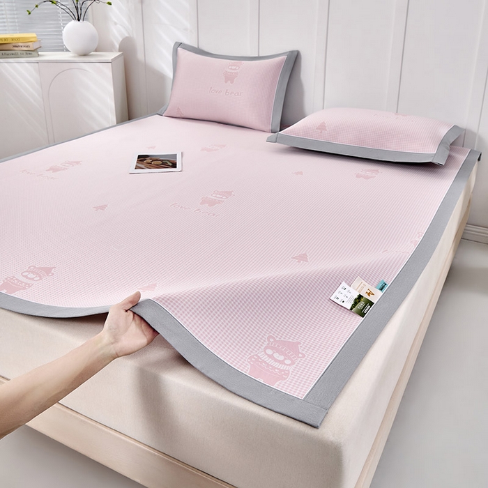 91家纺网 家纺一手货源 找家纺 小牛席业 2026新款【实拍风格】双PE高凉感-韩版小熊提花冰丝席凉席竹席藤席冰藤席乳胶席豆豆席 粉色