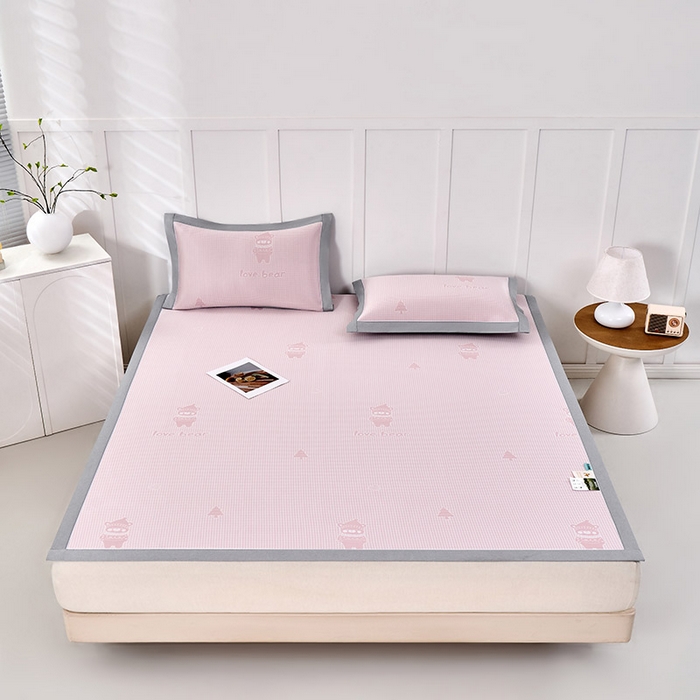 91家纺网 家纺一手货源 找家纺 小牛席业 2026新款【实拍风格】双PE高凉感-韩版小熊提花冰丝席凉席竹席藤席冰藤席乳胶席豆豆席 粉色