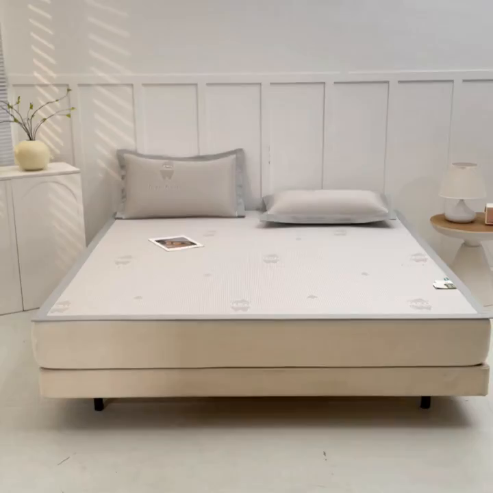 91家纺网 家纺一手货源 找家纺 小牛席业 2026新款【实拍风格】双PE高凉感-韩版小熊提花冰丝席凉席竹席藤席冰藤席乳胶席豆豆席 香槟