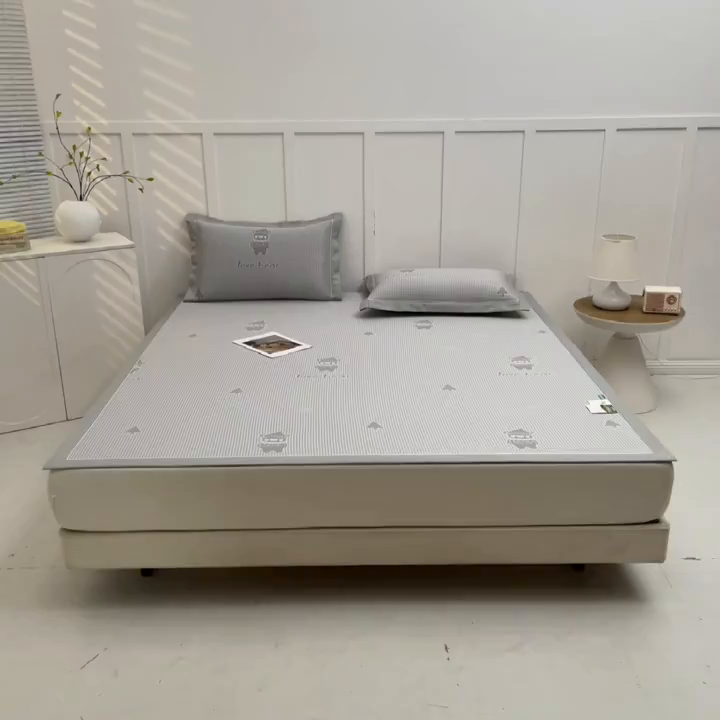 91家纺网 家纺一手货源 找家纺 （总）小牛席业 2026新款【实拍风格】双PE高凉感-韩版小熊提花冰丝席凉席竹席藤席冰藤席乳胶席豆豆席