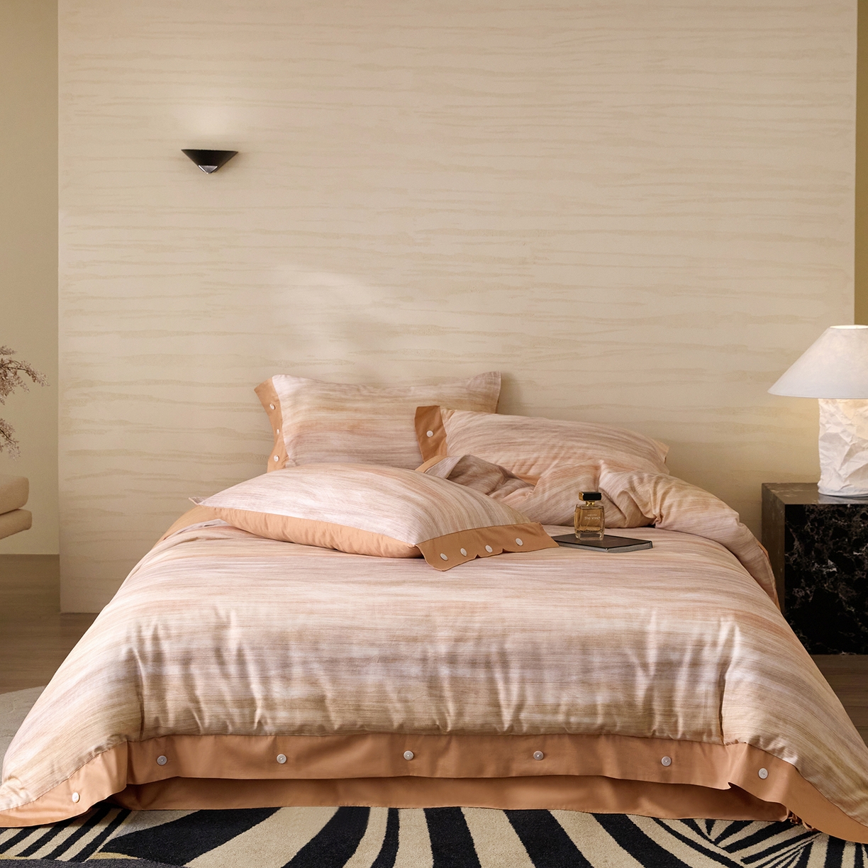 91家纺网 家纺一手货源 找家纺 梧桐树 2026新款60支长绒棉纯棉宽边纽扣系列四件套 N601摩卡桔