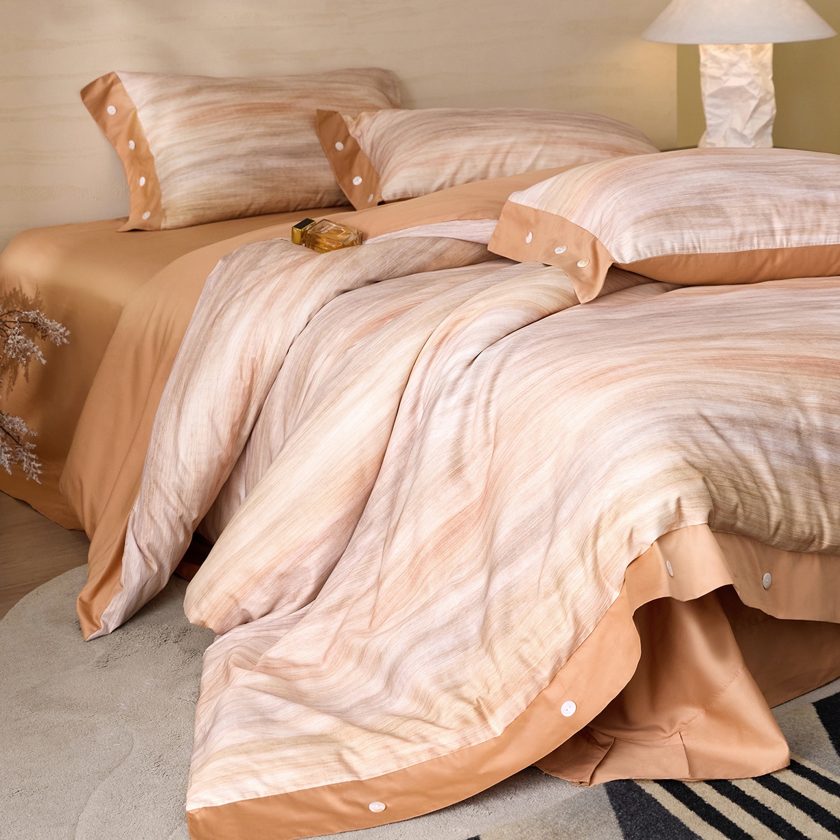 91家纺网 家纺一手货源 找家纺 梧桐树 2026新款60支长绒棉纯棉宽边纽扣系列四件套 N601摩卡桔