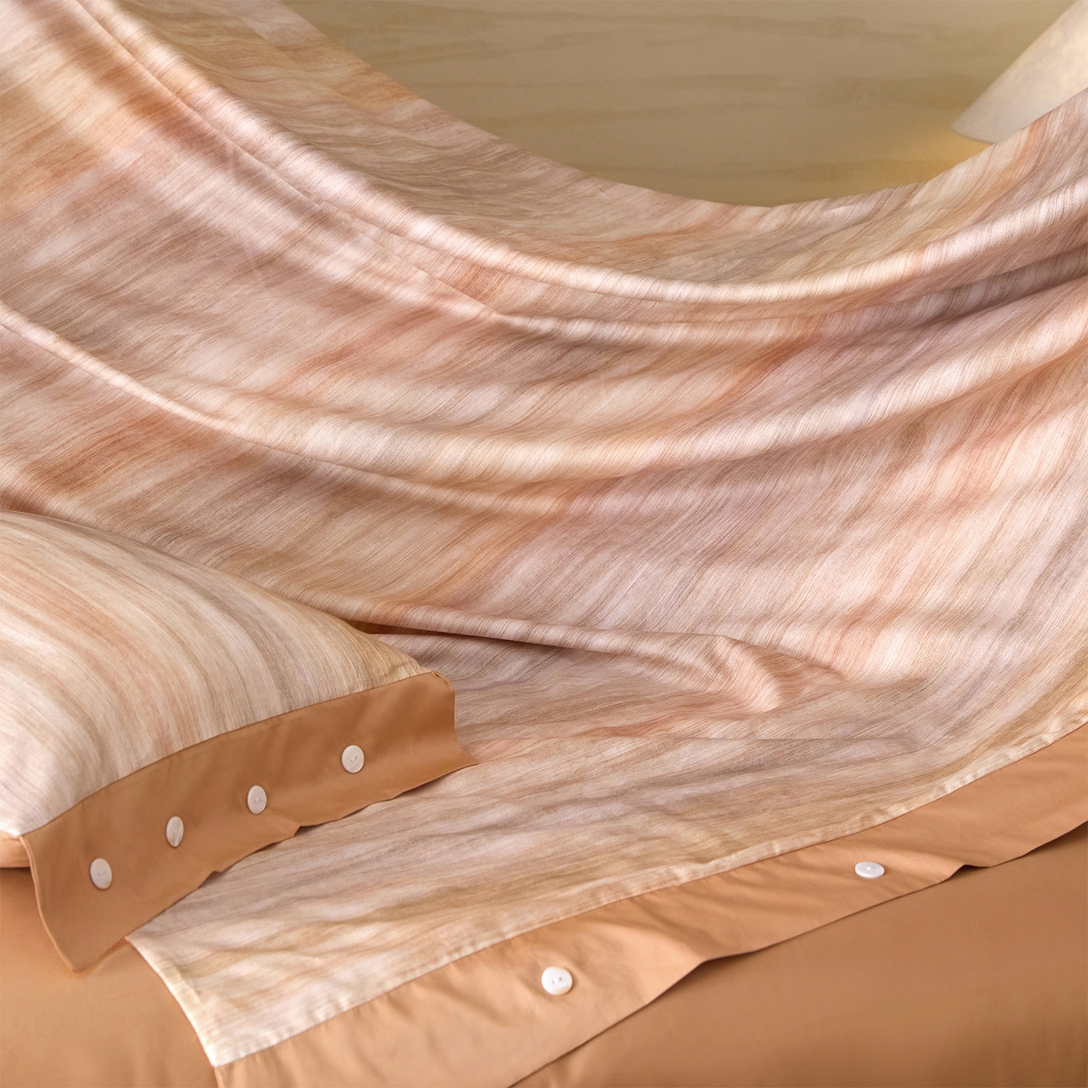 91家纺网 家纺一手货源 找家纺 梧桐树 2026新款60支长绒棉纯棉宽边纽扣系列四件套 N601摩卡桔