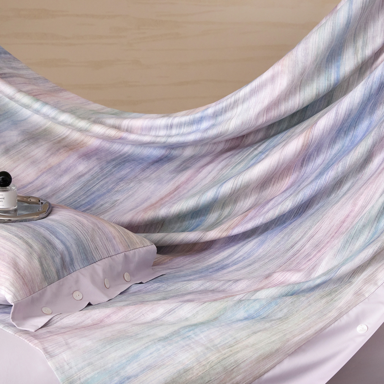 91家纺网 家纺一手货源 找家纺 梧桐树 2026新款60支长绒棉纯棉宽边纽扣系列四件套 N602摩卡蓝