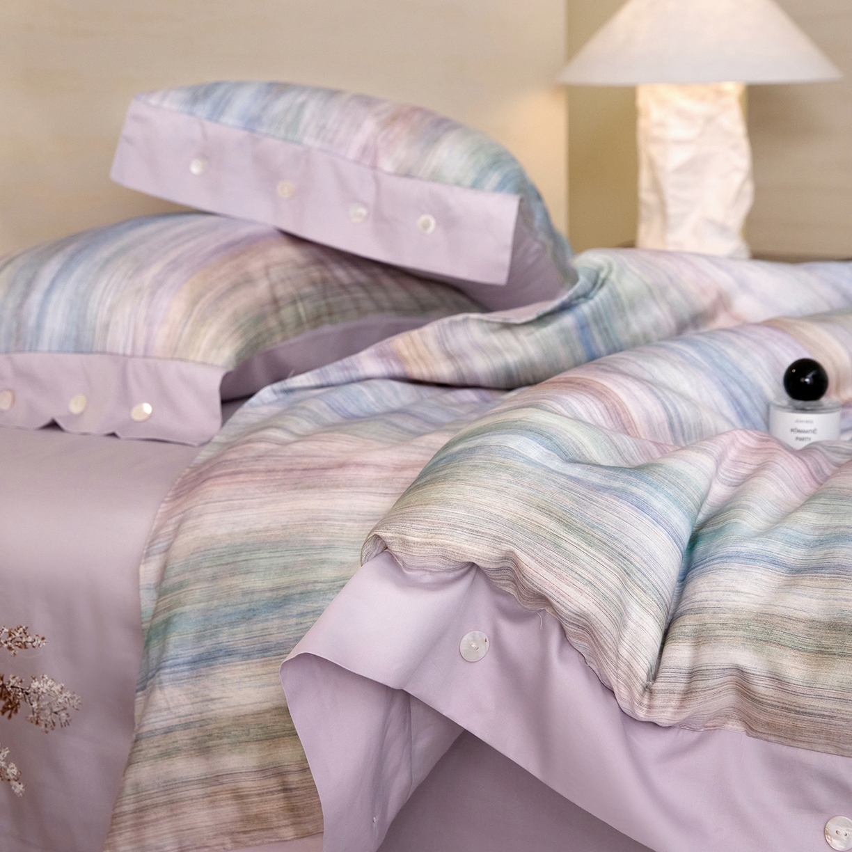 91家纺网 家纺一手货源 找家纺 梧桐树 2026新款60支长绒棉纯棉宽边纽扣系列四件套 N602摩卡蓝