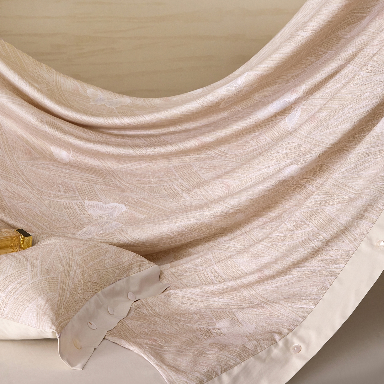 91家纺网 家纺一手货源 找家纺 梧桐树 2026新款60支长绒棉纯棉宽边纽扣系列四件套 N603洛可咖