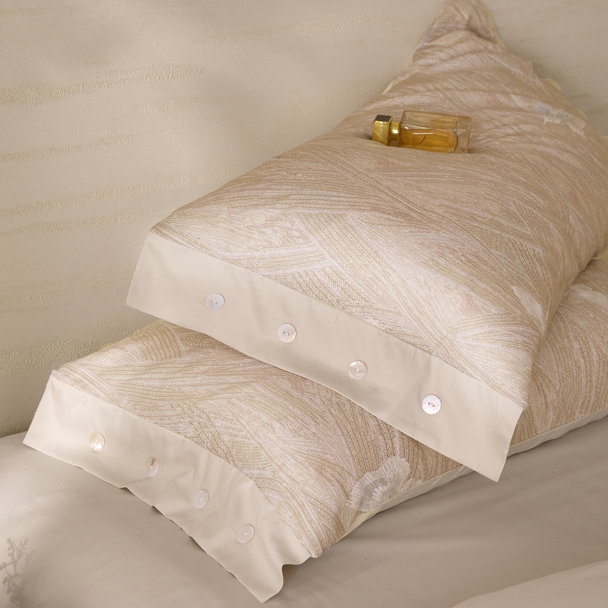 91家纺网 家纺一手货源 找家纺 梧桐树 2026新款60支长绒棉纯棉宽边纽扣系列四件套 N603洛可咖