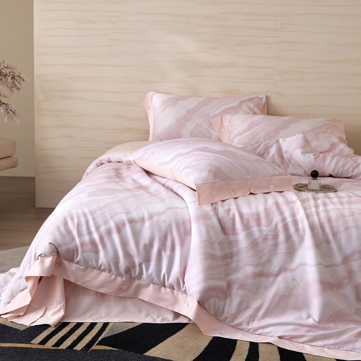 91家纺网 家纺一手货源 找家纺 梧桐树 2026新款60支长绒棉纯棉宽边纽扣系列四件套 N604山有色粉