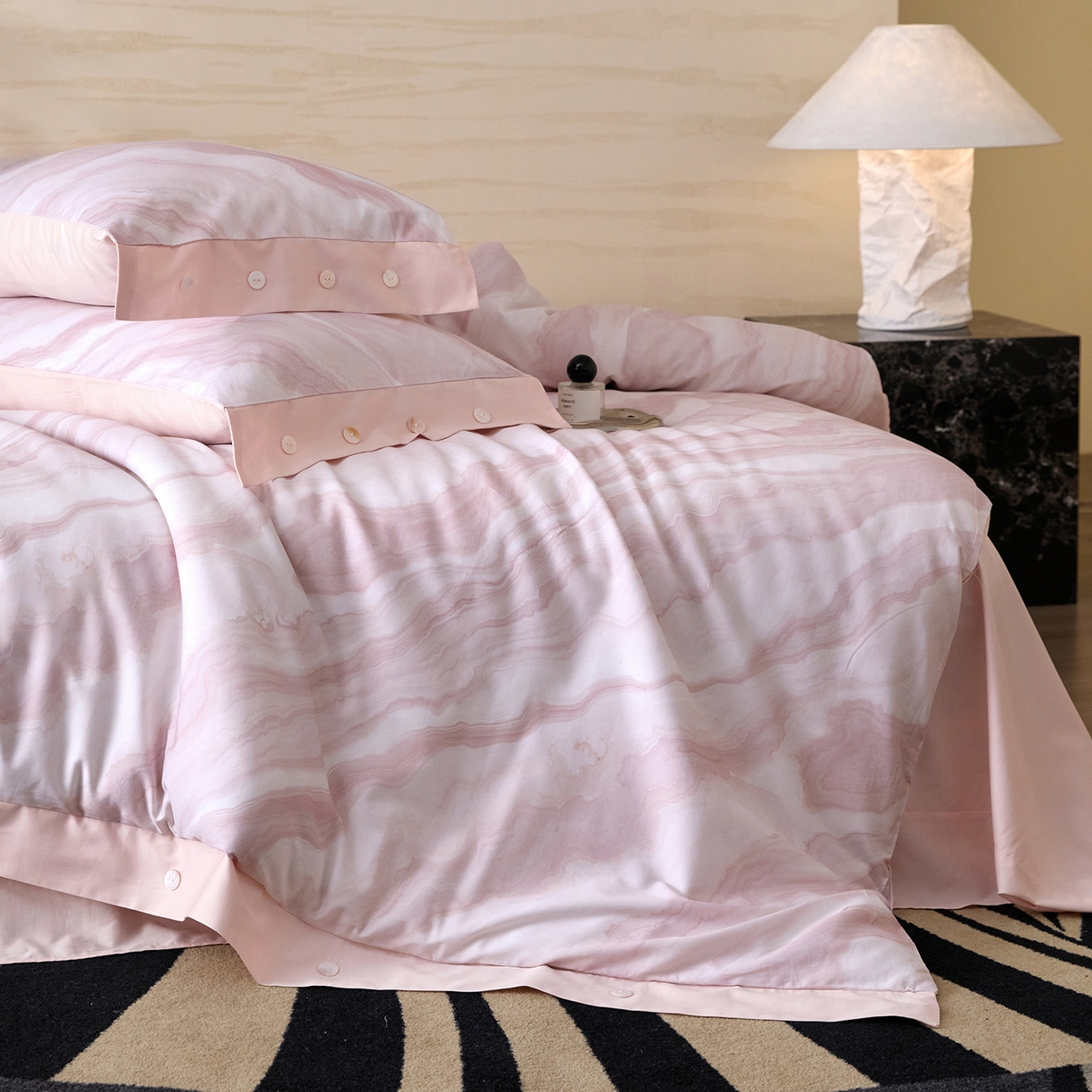 91家纺网 家纺一手货源 找家纺 梧桐树 2026新款60支长绒棉纯棉宽边纽扣系列四件套 N604山有色粉