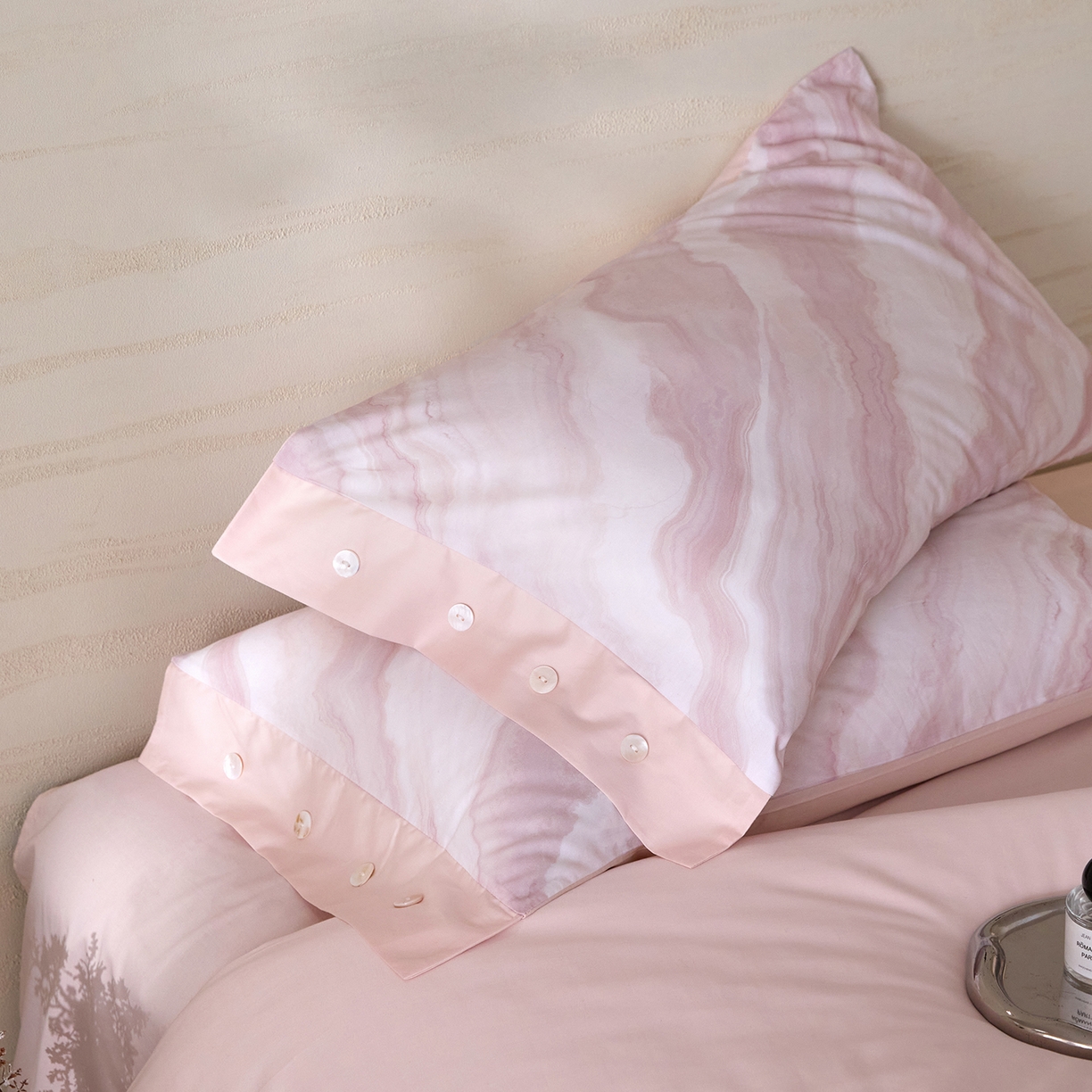 91家纺网 家纺一手货源 找家纺 梧桐树 2026新款60支长绒棉纯棉宽边纽扣系列四件套 N604山有色粉